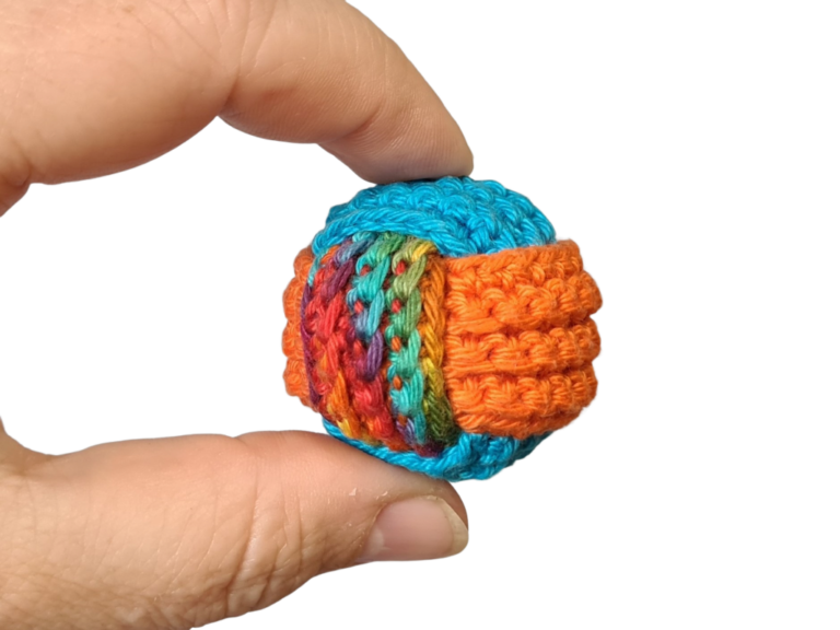 barevný háčkovaný míček pro začátečníky